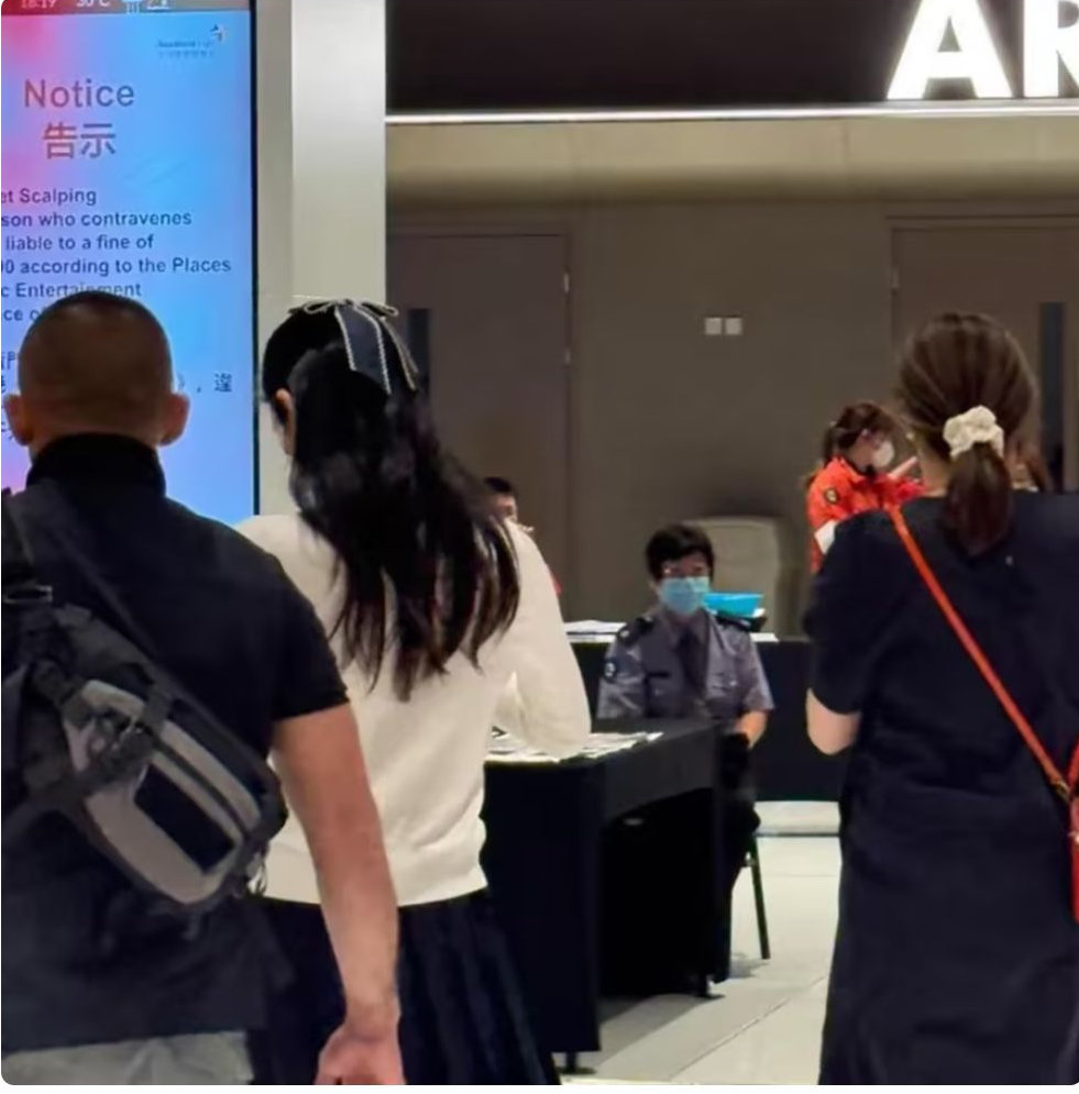 奚梦瑶现身EXO演唱会，穿校服戴蝴蝶结头饰，一身穿搭少女感满满
