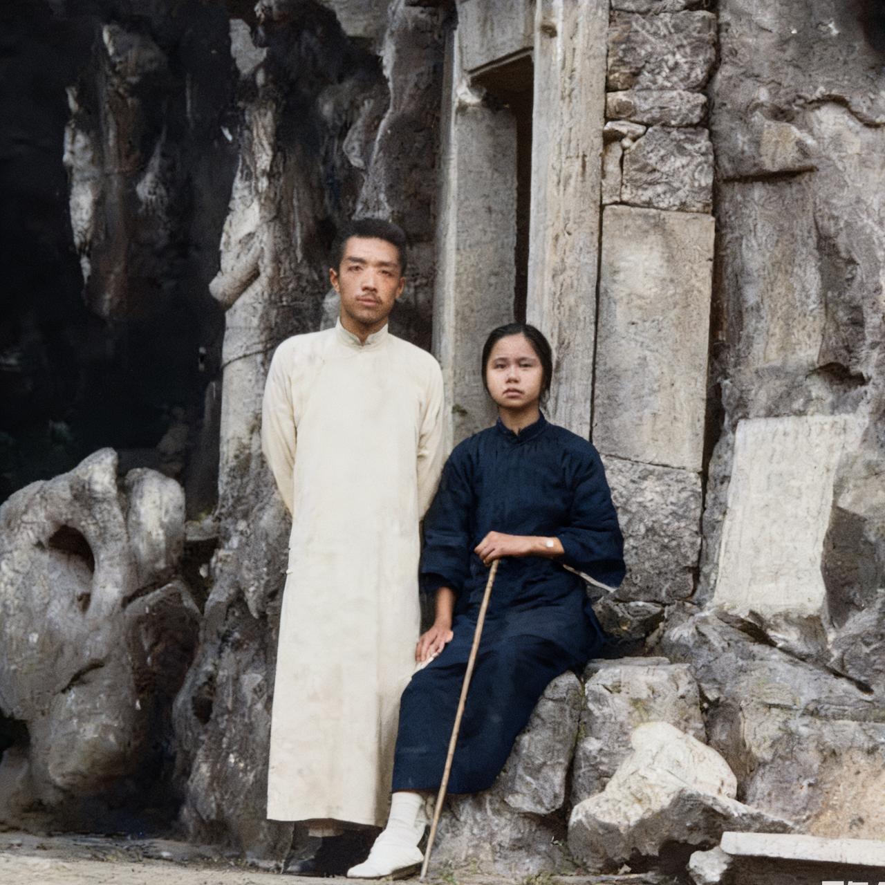 胡适和表妹曹诚英，一张温馨的合影，照片拍摄于1923年，他们俩到杭州西湖游玩，在