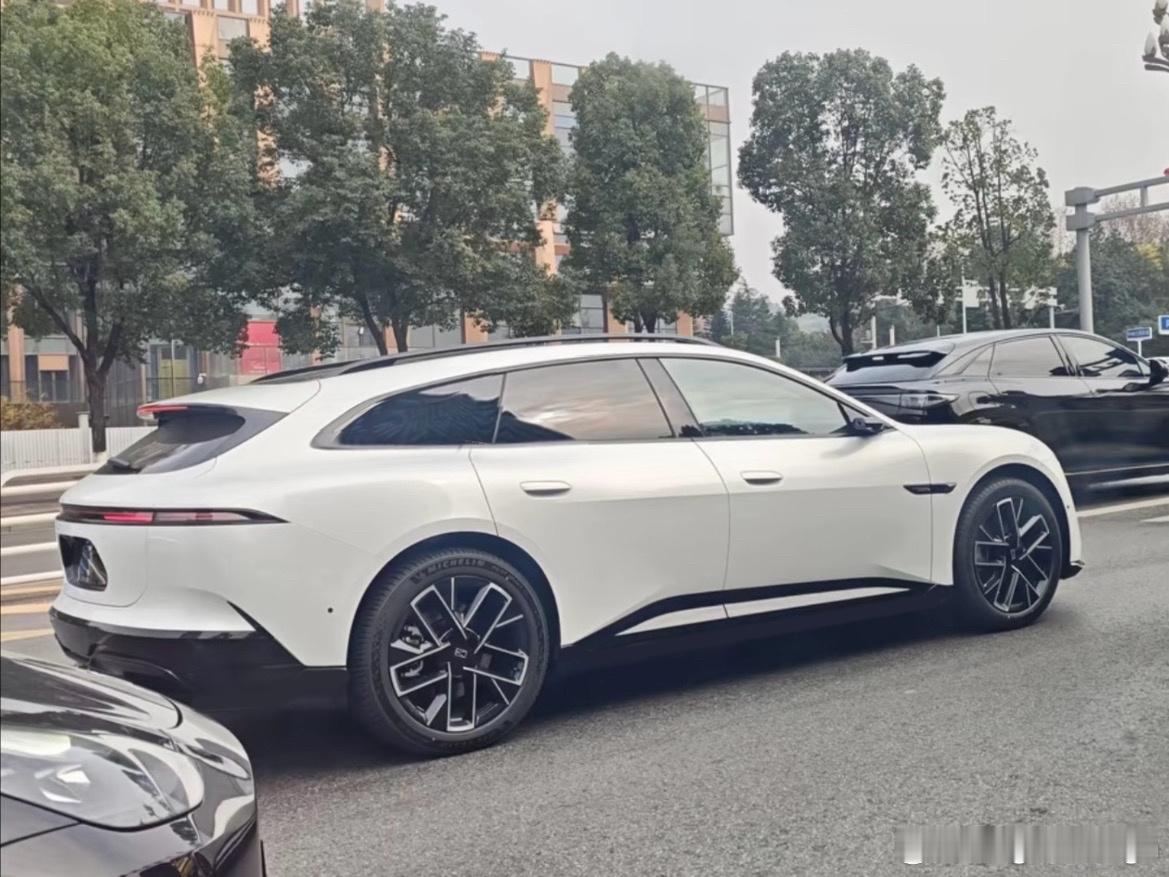 阿维塔06T白色版本也有了有点镜头畸变，尾部显得比较长。感觉下盘稍微复杂了一点，