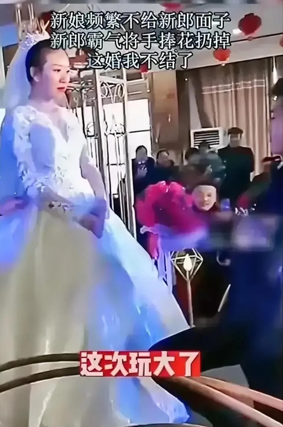 新娘这会尴尬了吧？本来是喜庆的婚礼现场，没想到新娘子把婚礼当成了求婚场所多