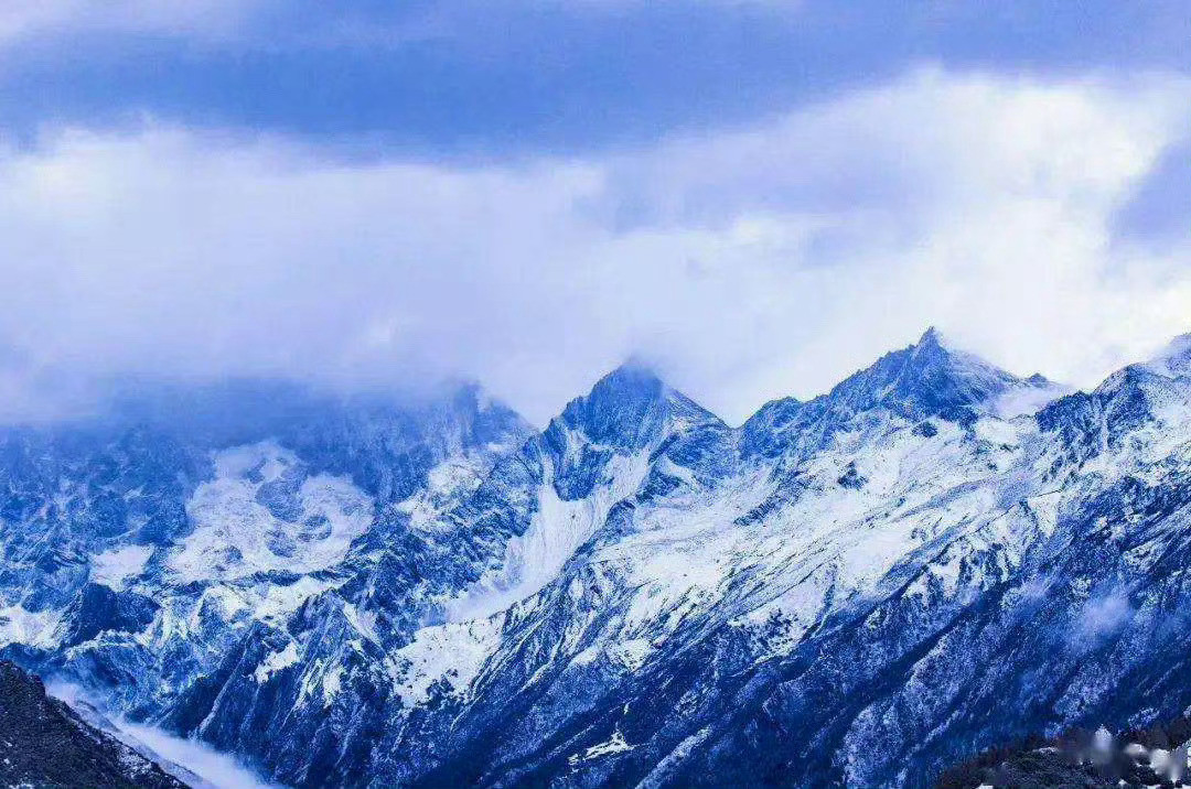 四川阿坝一到了冬天，雪山、冰川、森林、海子、瀑布、草原、宛如晶莹的冰雪童话世界