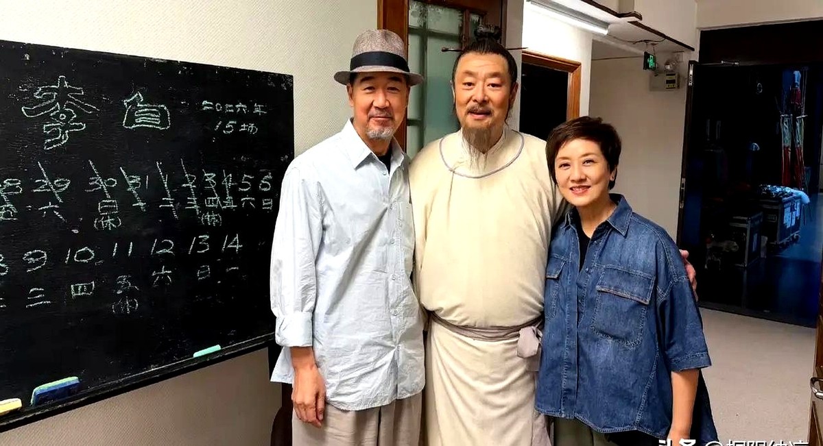 张国立深夜晒出的一张聚会大合影，瞬间让评论区破防了。照片里全是一脸褶子的老熟人。没有滤镜不搞精修，几