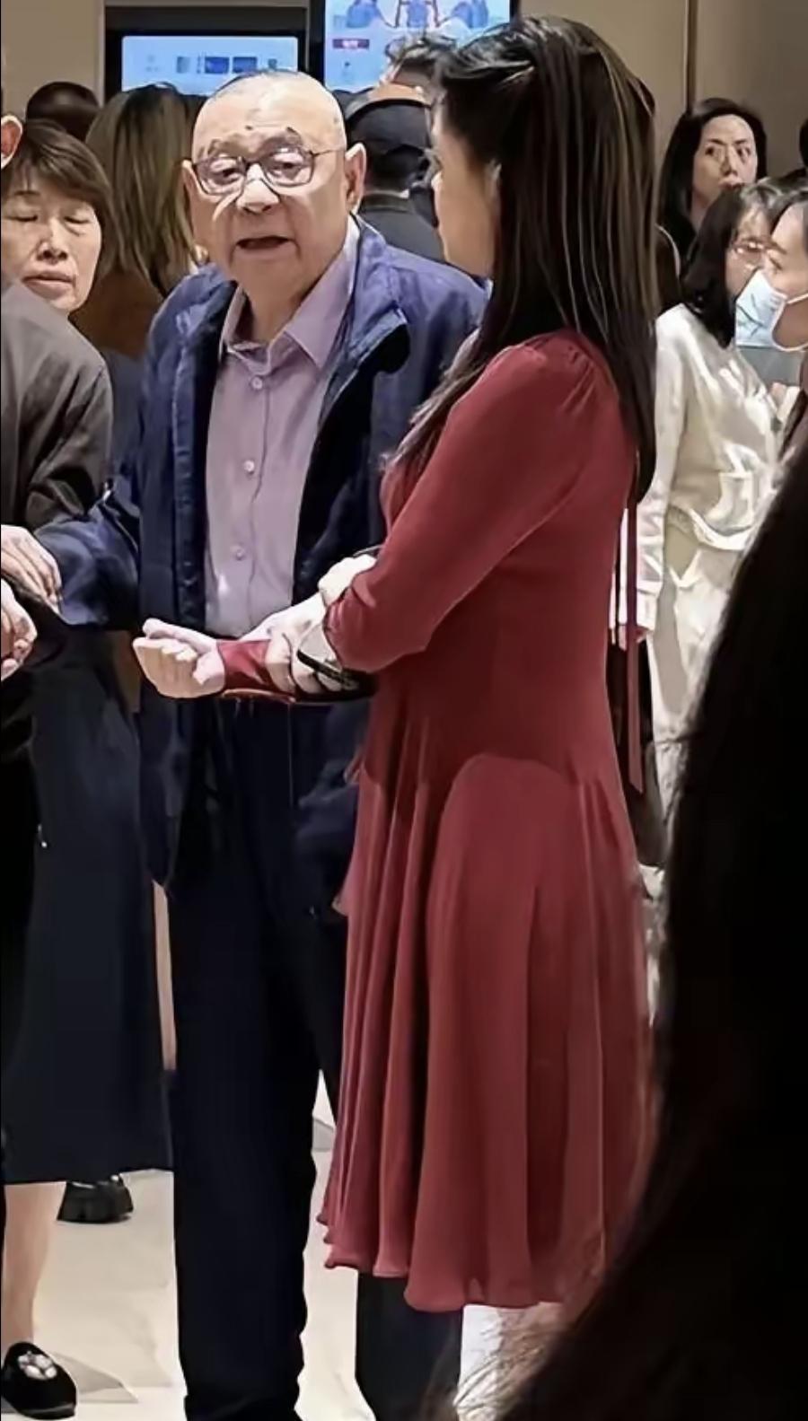 刘銮雄女儿今年21岁，刚考上英国皇家芭蕾舞学院。这学校全球就招几十人，学费加上私