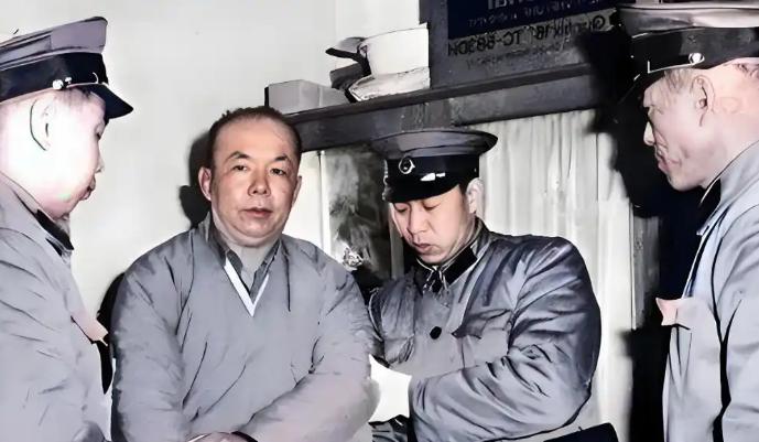 1983年，北京宣武区，几辆警车却突然停在巷口。几名身着中山装的公安人员疾步走向
