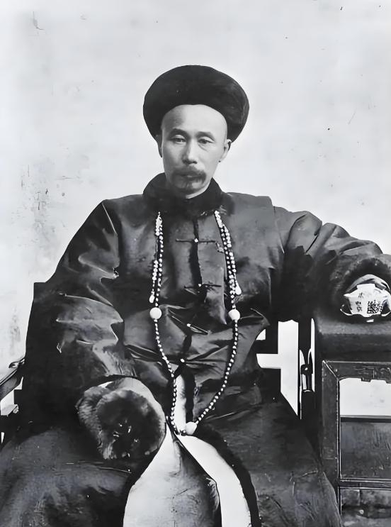 妻子质问左宗棠："你一年到底领多少俸禄？"他老实答道："一年40000两白银。"