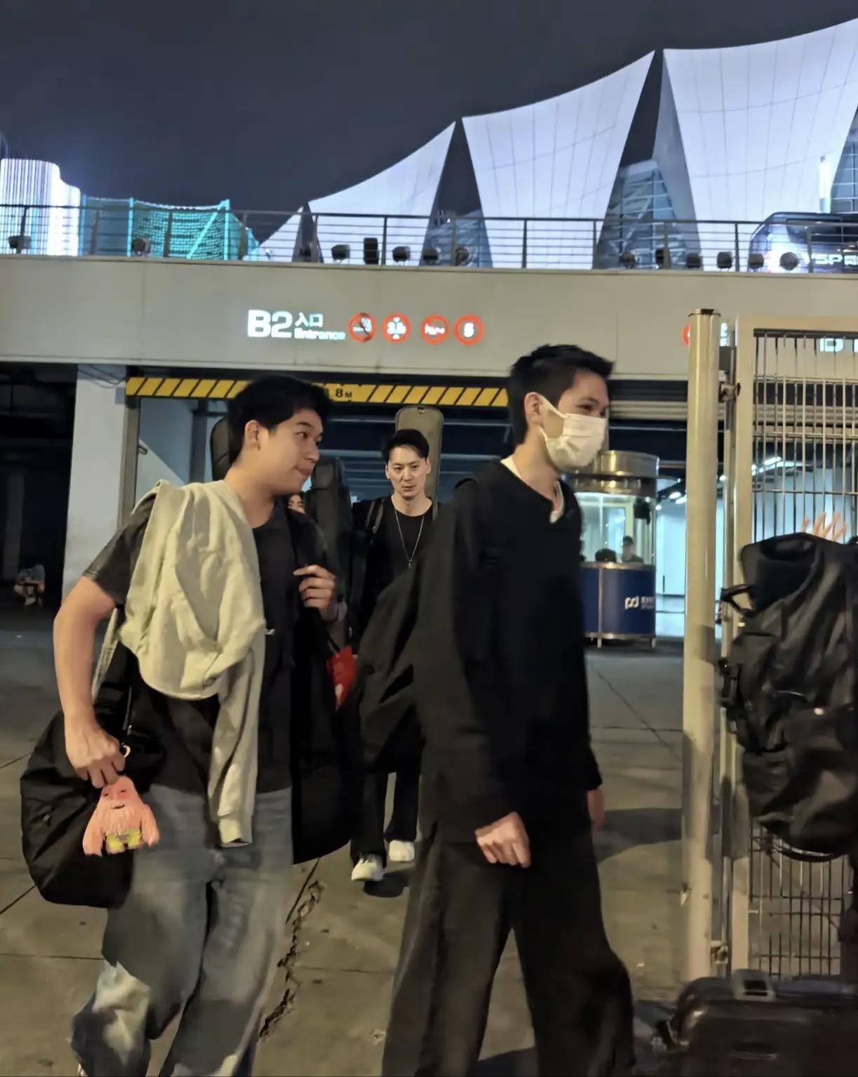 张智霖袁咏仪并不希望儿子一事无成，或者一点本事也没有，魔童不愿意读大学以后，父母
