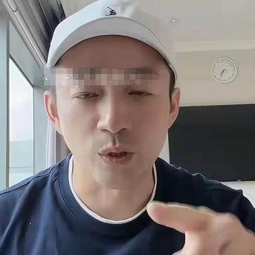 汪小菲在直播间里，对着镜头，用那种近乎训斥下属的语气，数落他的母亲张兰。他说自