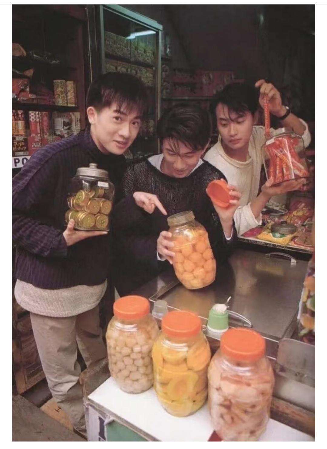 他们仨，真是太青涩了。三十年前就有这么时尚的毛衣了。