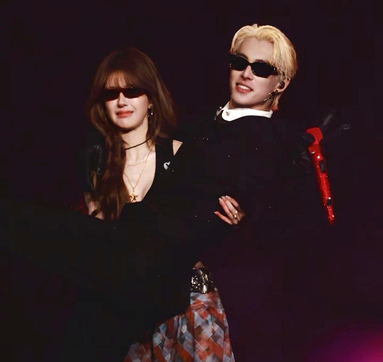 1.8米壮汉被公主抱！澳门银河馆1月17日，王鹤棣金发炸场，开嗓就脱外套。