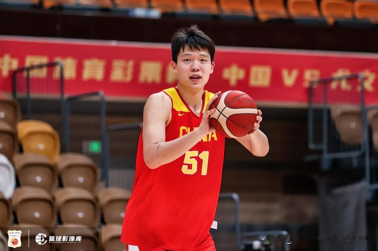 杨瀚森无缘与澳大利亚男篮的热身赛！据报道，依据FIBA和NBA关于球员参加集训及