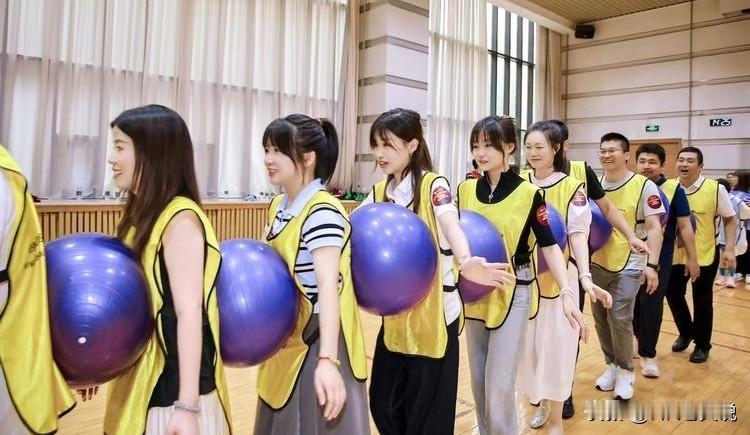 玩个团建游戏，被小仙女嫌弃说太低俗拒绝参加，游戏主持人来了句“有被迫害妄想症，心