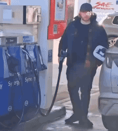 《哈利·波特》罗恩饰演者RupertGrint看到有人在拍他，于是他冲着镜头大