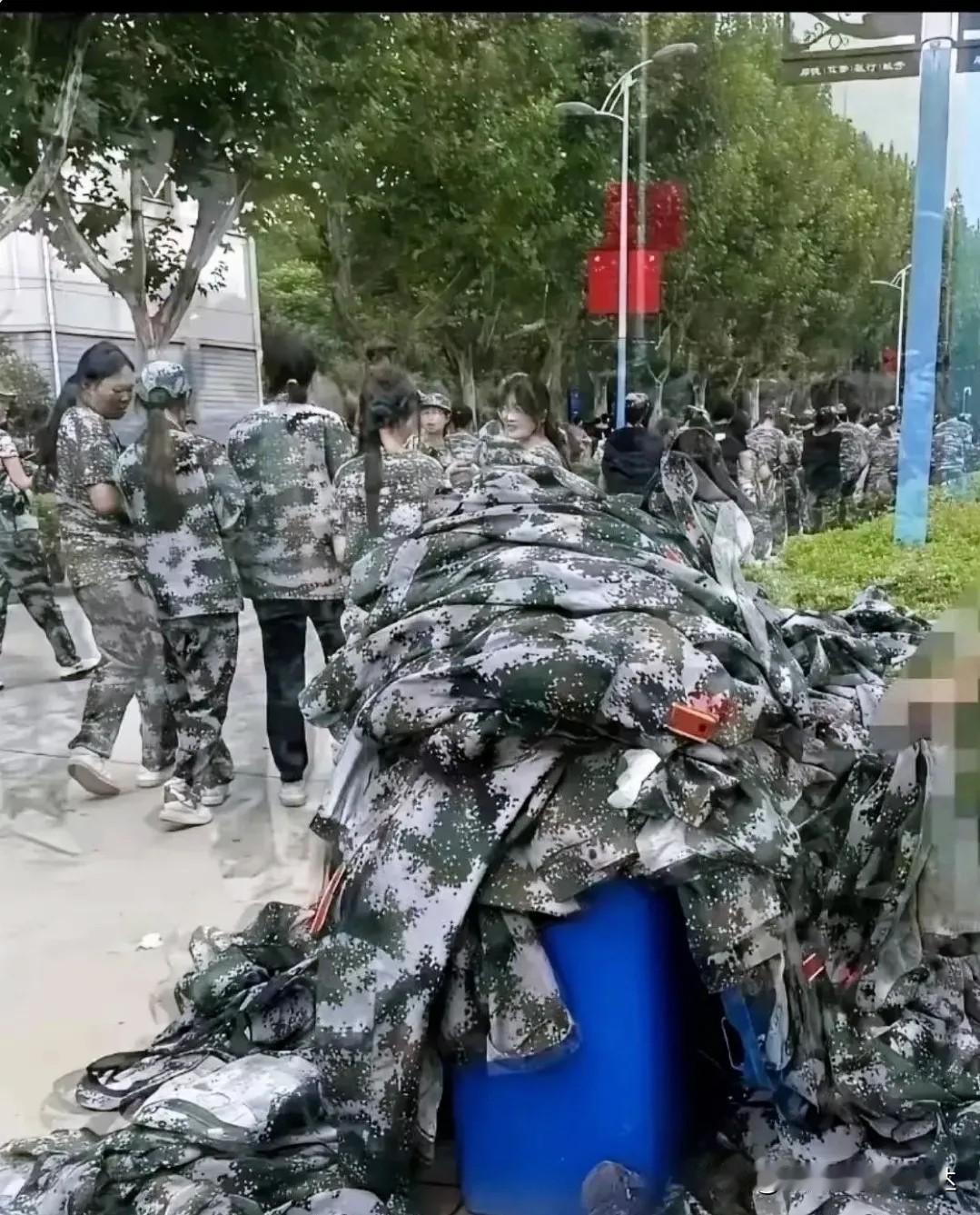 刚刷到一个大学的姑娘，捡军训服寄回老家，后来被教官知道后，把全连没人认领的军训服