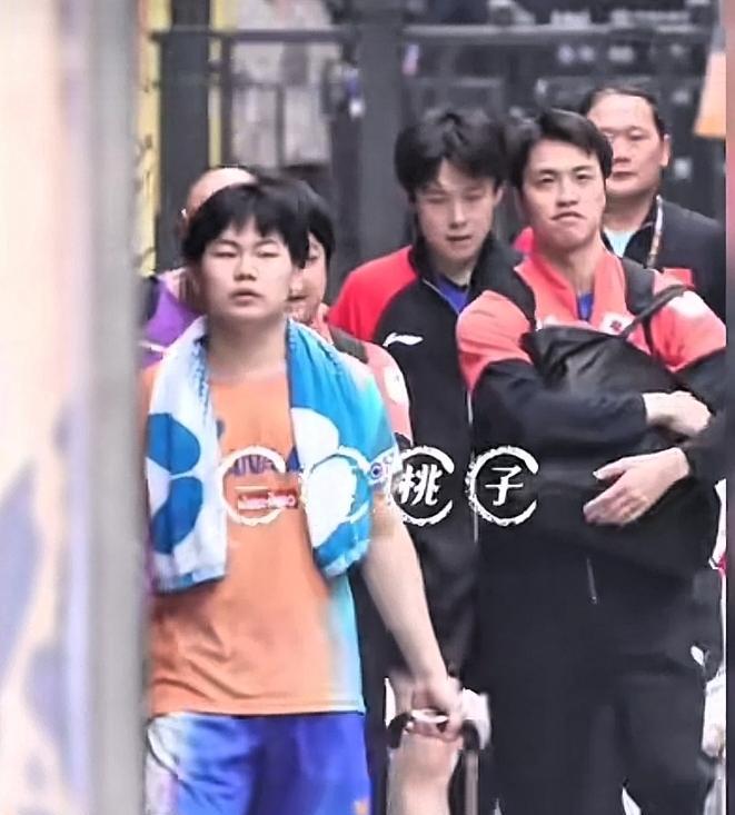 大头和少爷同行，两个人的教练也同行，这场面可真是够放松的，不管是不是场上的