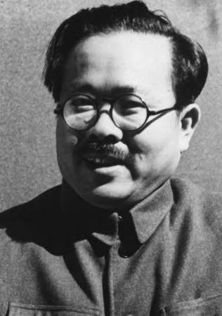 1928年，任弼时被捕，敌人派兵将他押往安庆。船上，许多旅客上前围观。任弼时忽地