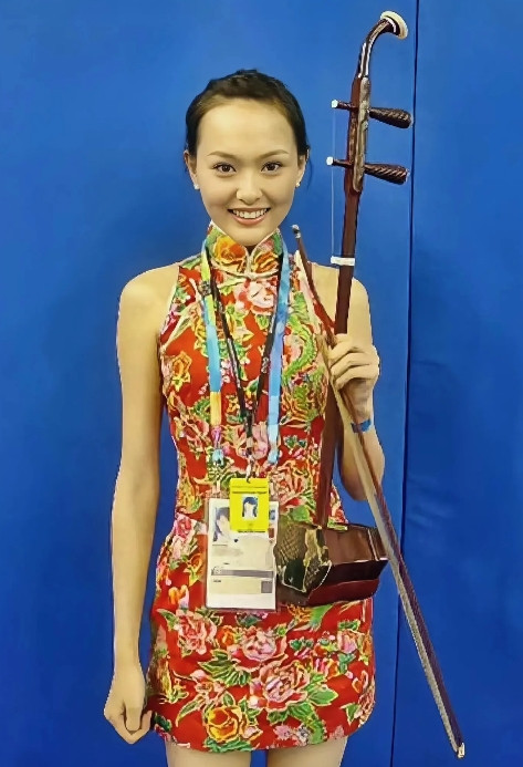 高中时唐嫣颜值就已经长定型了就是天庭太阔，头发往后一梳，发际线很高，显得发量稀