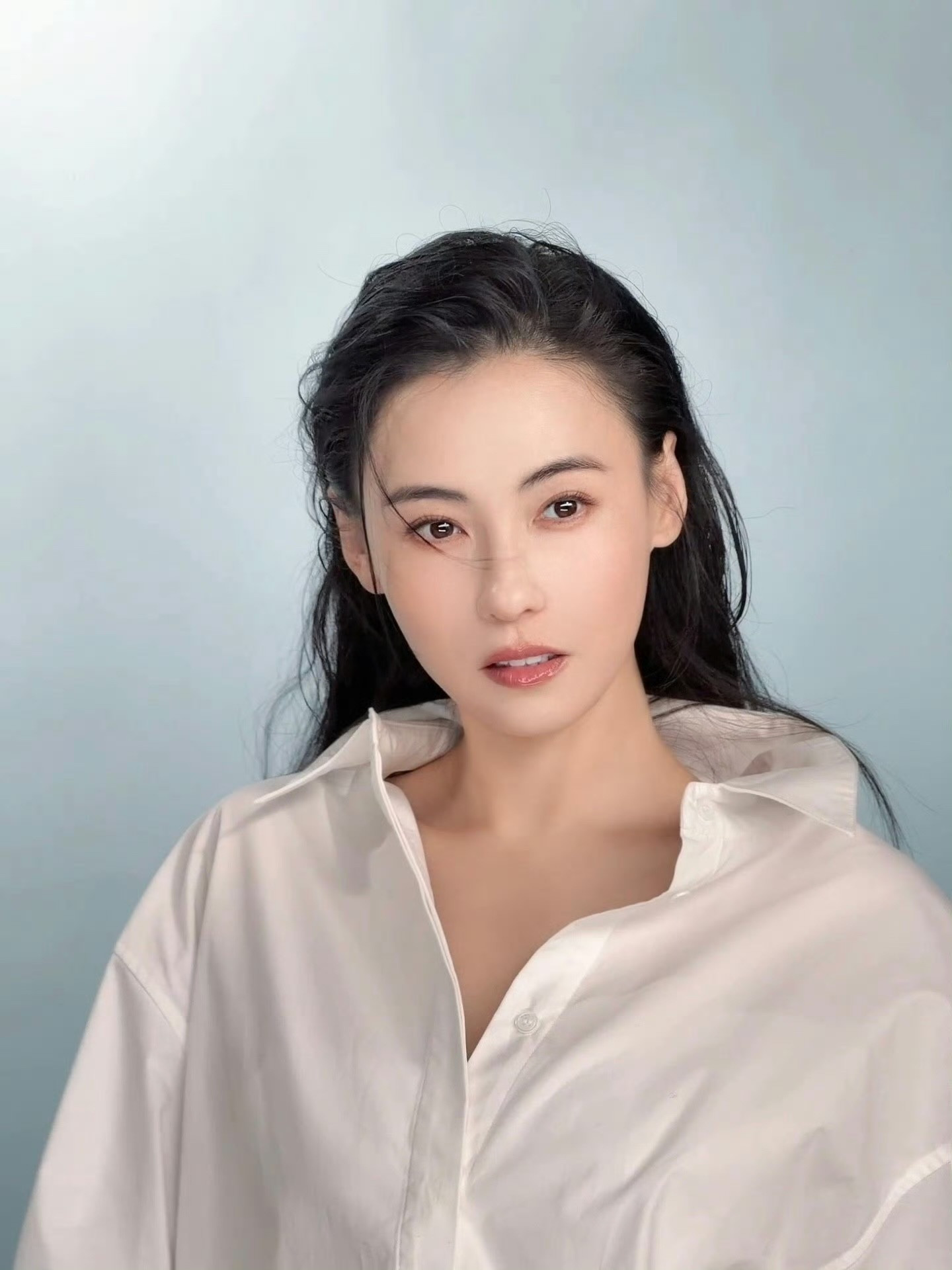 张柏芝清透感内娱颜值标杆从不缺席！张柏芝的骨相太能打了，清透妆容也藏不住的精致，