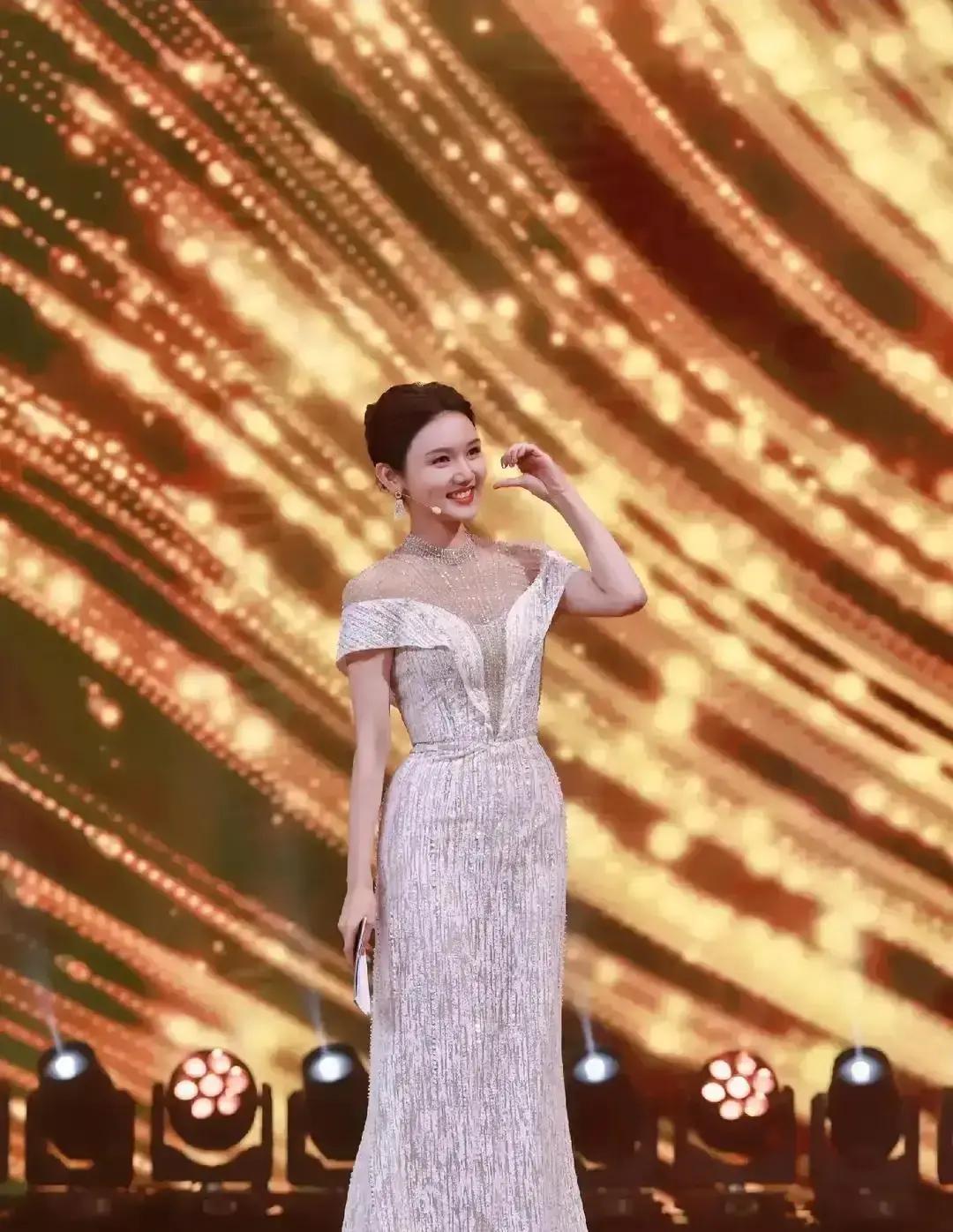 董卿不录的第4年，龙洋被骂上热搜她刚开口，弹幕就刷“换台”。可央视收视率表