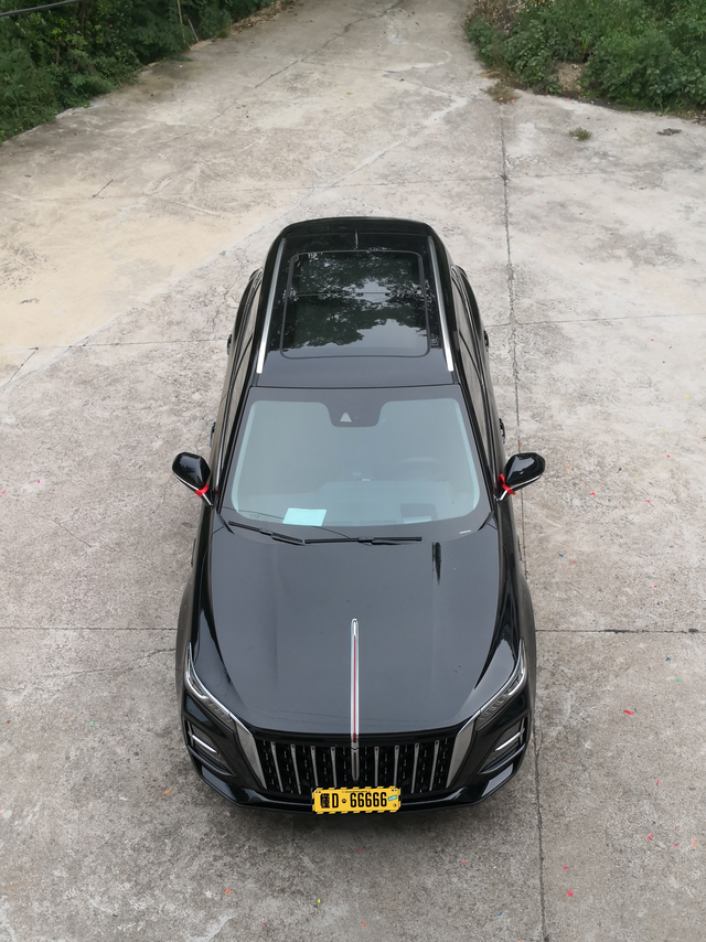 提车第一天，忙得不可开交我的红旗HS5提车第一天，把临牌挂上，首先直奔油站。油