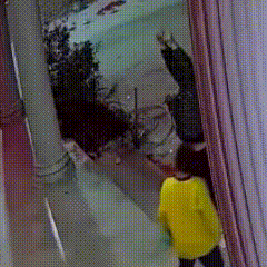 太惊险了！广东梅州，男子和亲友聚会喝酒，中途走出屋外透气，刚站定，抬头一望，瞬间