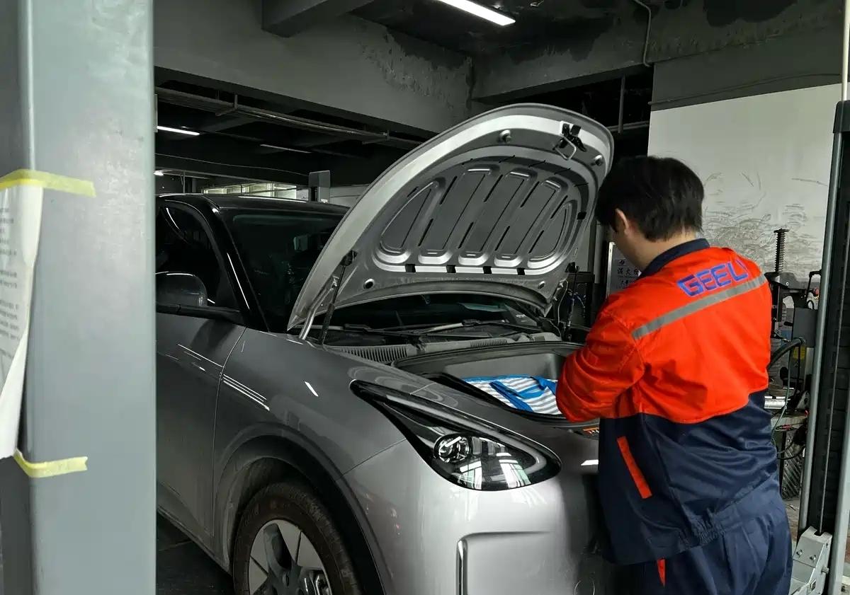 这是吉利星越第3次保养，也就是3万公里保养，保养的费用一共就350块。我发现电动