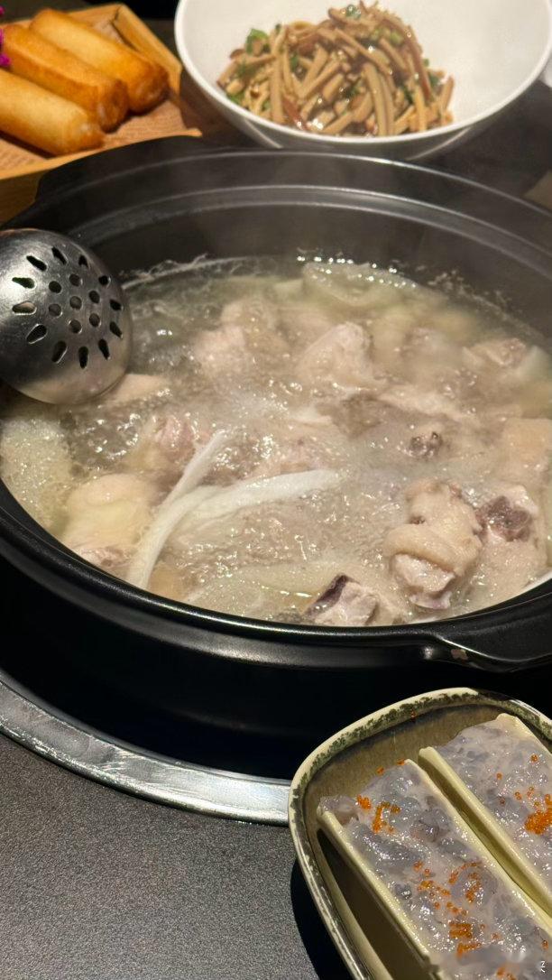 出差结束～回去路上必须来浅尝一下这面的椰子鸡味道还不错，不过对于我一个北方人来说