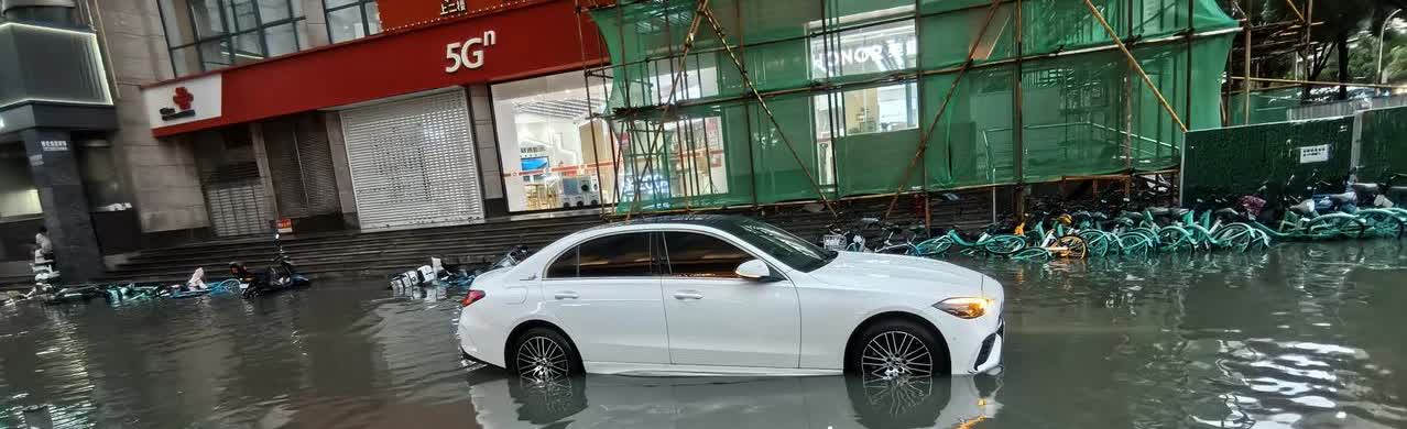 武汉的一场大雨，让众多的小轿车尴尬极了。感觉以前武汉的大雨从来没有像今天