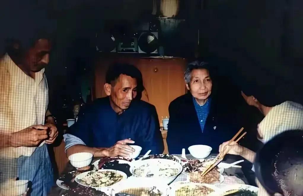 1987年，曾志和儿子石来发的合影，儿子看起来比母亲还老。1987年，曾志再次