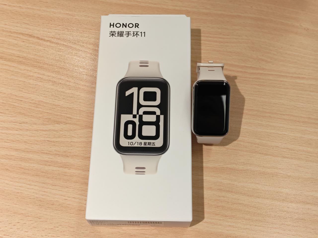 荣耀手环11开箱啦！我入手的是荣耀手环11海盐白配色，整体视觉效果非常淡雅清爽