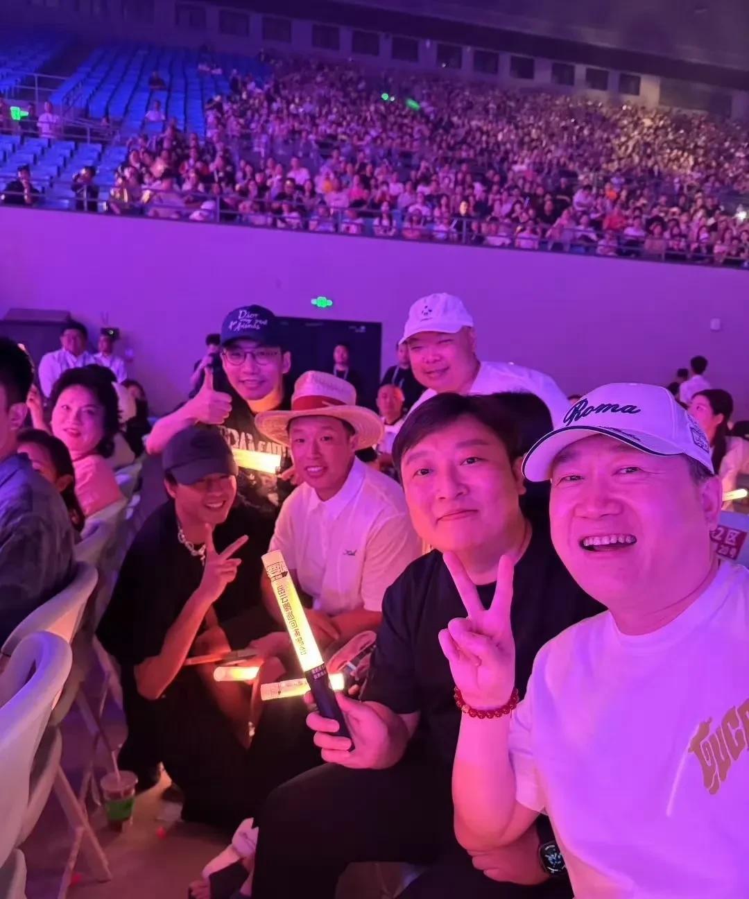 岳云鹏演唱会第二场，老搭档孙越来了，还是那段《大家一起说相声》，郭老师没有，第