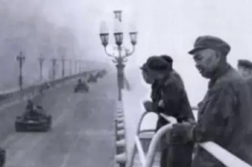 1969年9月21日，南京军区常委会上一群人正在向许世友提反对意见，不同意他调一