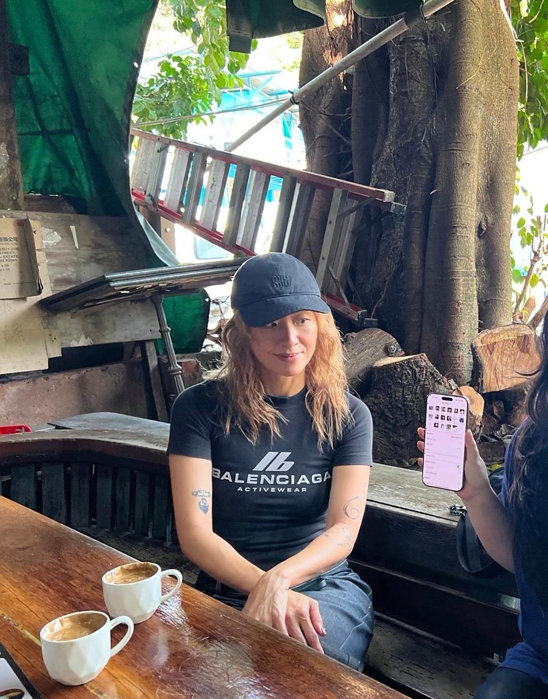 陈奕迅老婆徐濠萦在澳门一家咖啡店被偶遇，她染了一头黄毛，穿着拖地牛仔裤，穿衣打扮