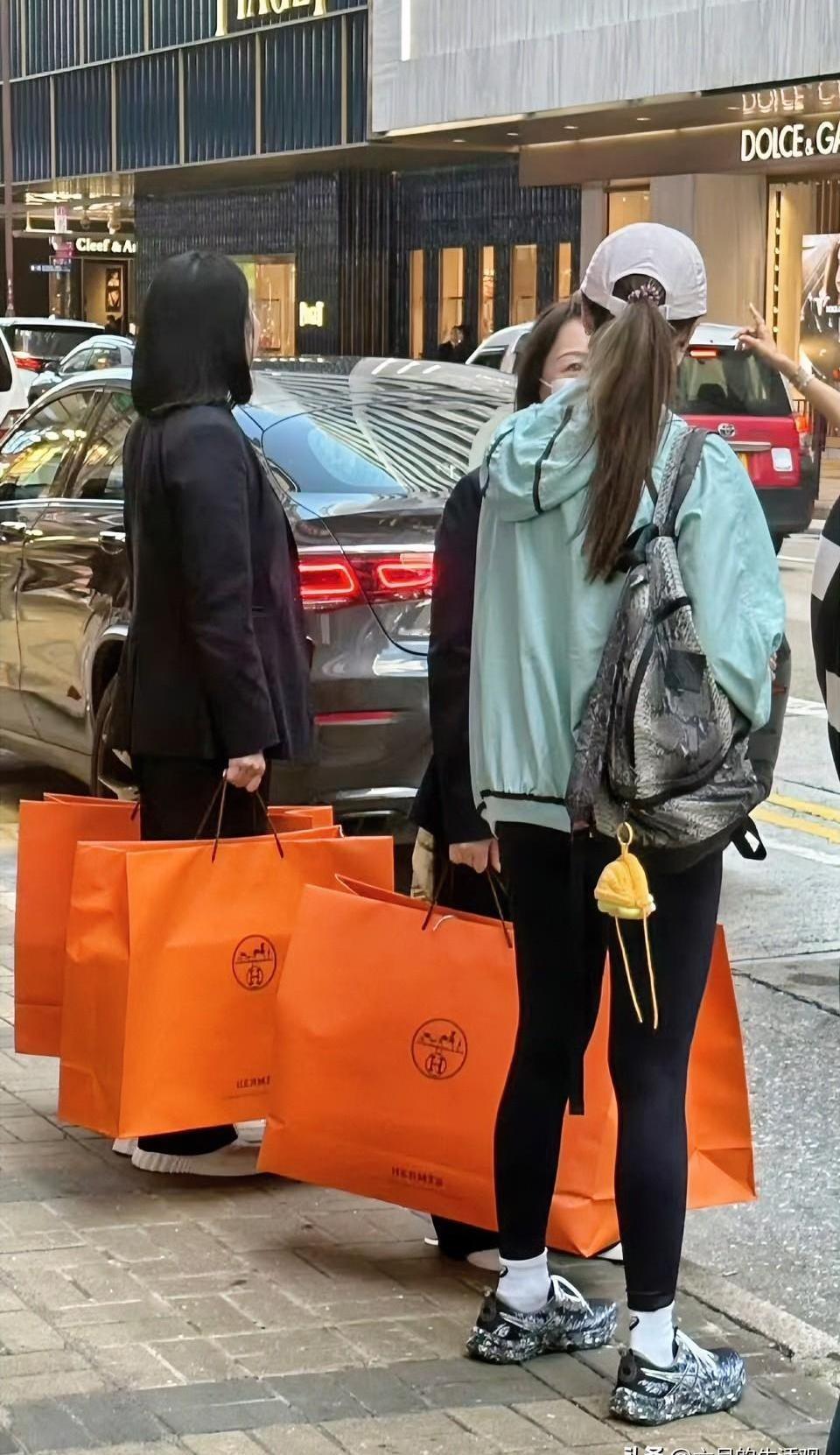 都说李嘉欣一个月从家族信托领200万港币，还不够花。这事儿传得沸沸扬扬，好像她