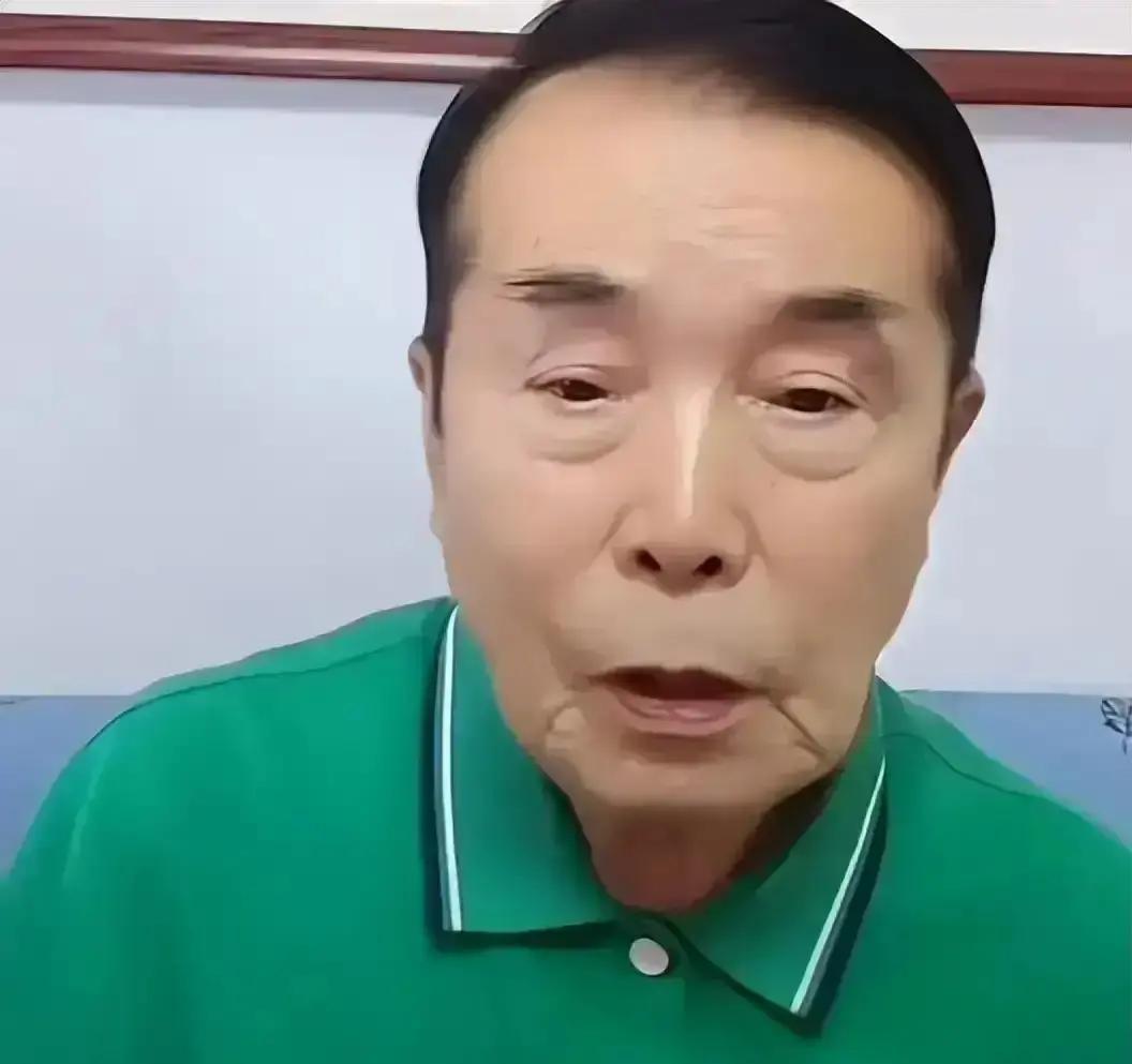 赵大牛直播卖玉米馇子，突然冒出一句“被亏待二十年”，十万人冲进直播间看热闹。老