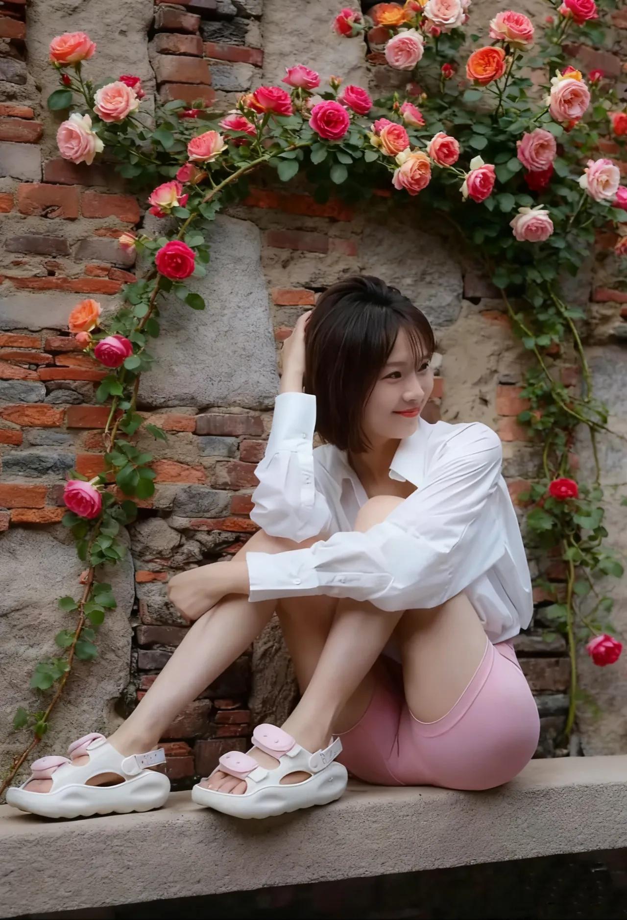 野蔷薇的春天（现代诗）我把自己开成断垣边的野蔷薇带刺，卑微，不被谁捧在手