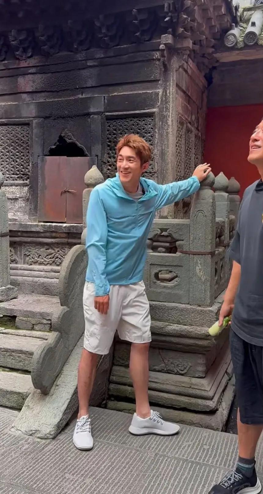 这两天有人在武当山偶遇到林更新，神君为了宣传非遗也是拼了哈，爬了云台山又上了武当
