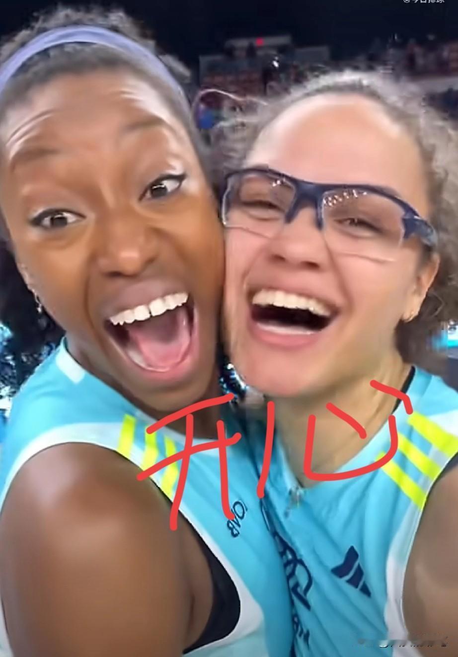 龚翔宇的队友笑得大牙快掉了[呲牙笑]，赢球就是开心赛后，龚翔宇队友表达了赢球的喜