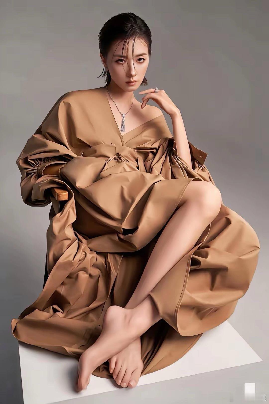 万茜的颜值真的太能打了，美到移不开眼！就是脚丫稍宽了点，要是穿上袜子，整体就妥妥