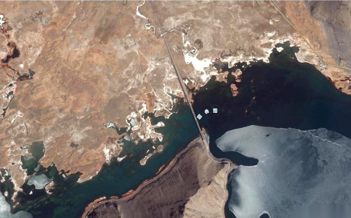 有时候你真的得佩服咱们这帮搞基建的，那是真懂什么叫“诛心”啊。在班公湖上修了座