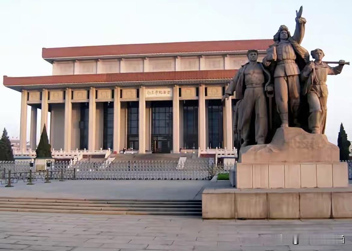 1976年9月9日，毛主席永远离开了我们，全国人民都陷入了无尽的悲痛里。原本