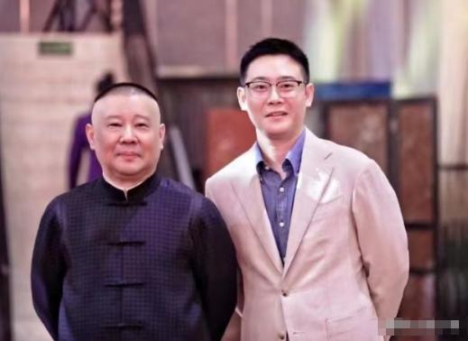 主持人问栾云平：“你开车剐蹭多吗？”栾云平说：“太多了。”主持人好奇：“你剐