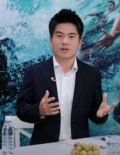 董宇辉的电影访谈开始了梁静果然是董宇辉的粉丝她的开场介绍非常特别“爱宇辉的