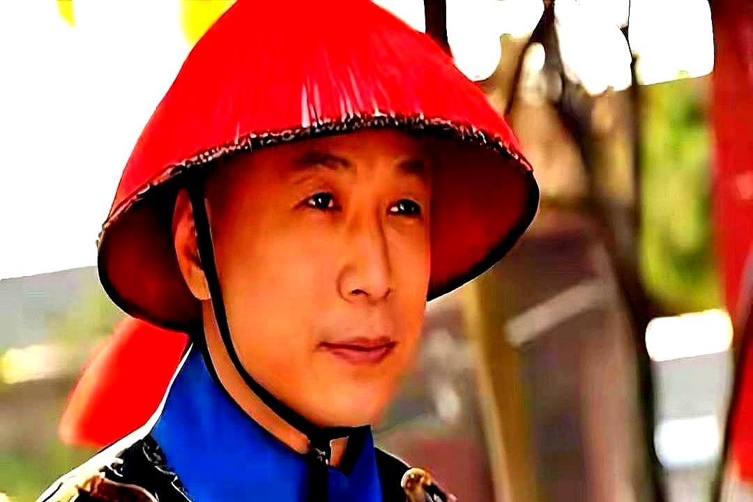 皇后搞“滴血认亲”，用白矾水硬把温实初和六阿哥的血黏在一起，想一刀捅死甄嬛。她算