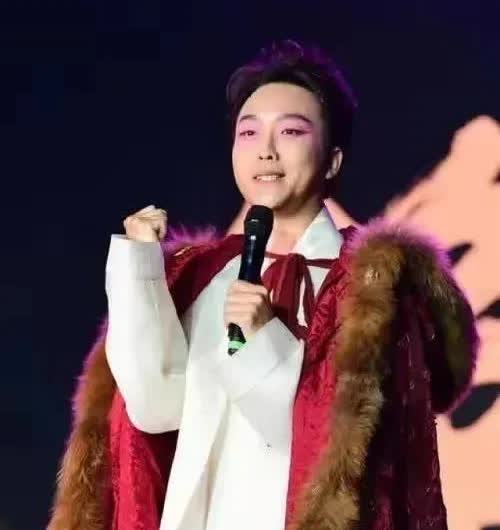李玉刚推了商演去吊唁杨少华杨议本来很敬重的与他握手可他对杨少华的称呼，气