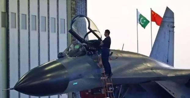 歼16团灭巴空军一整个编队，7年前战绩被翻出，巴基斯坦网友群情激奋要买歼16。但