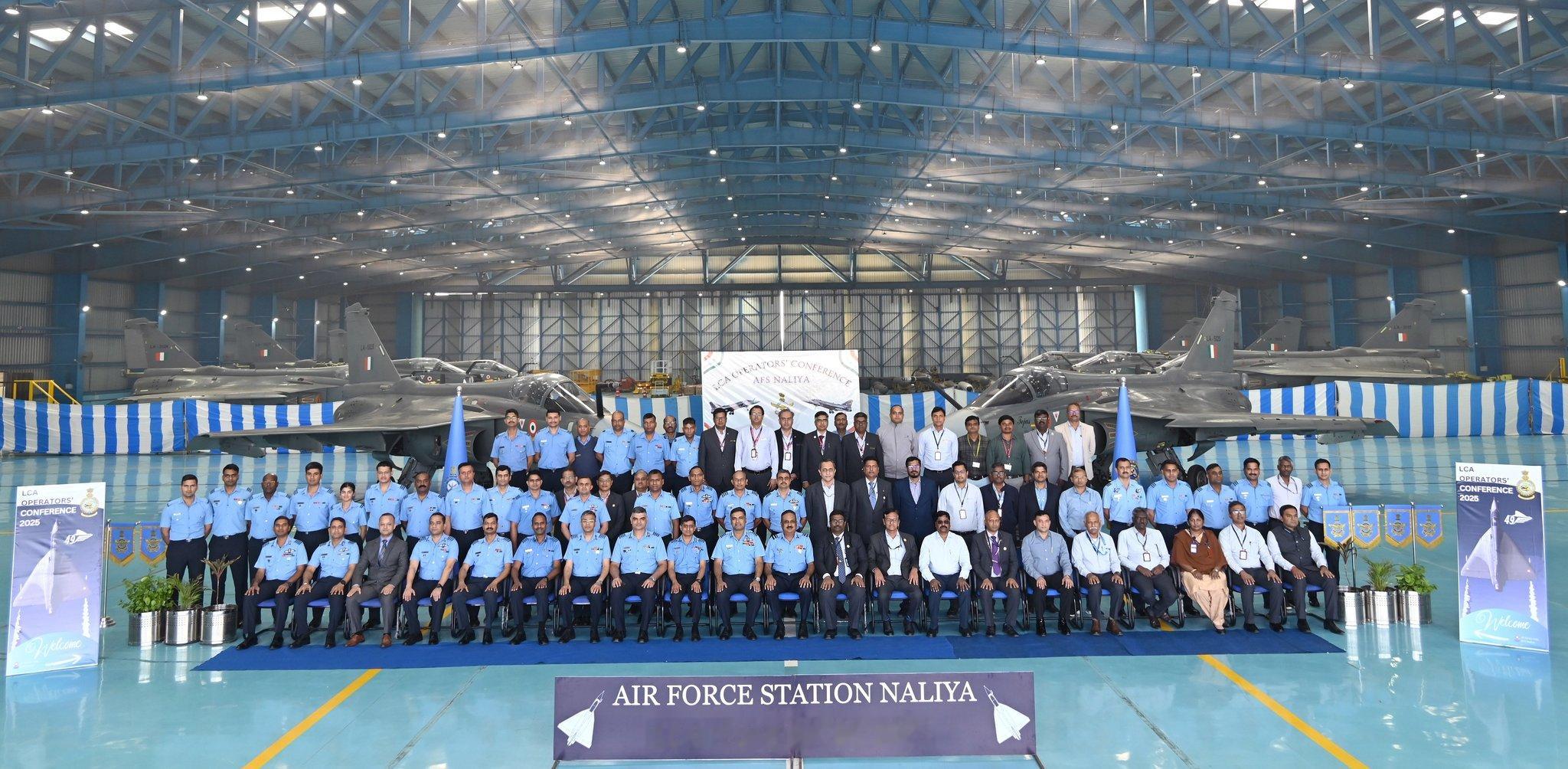 🔻幽默三哥，自己发宣传照说光辉战机部署在前线基地，结果照片中后面的光辉战机没有