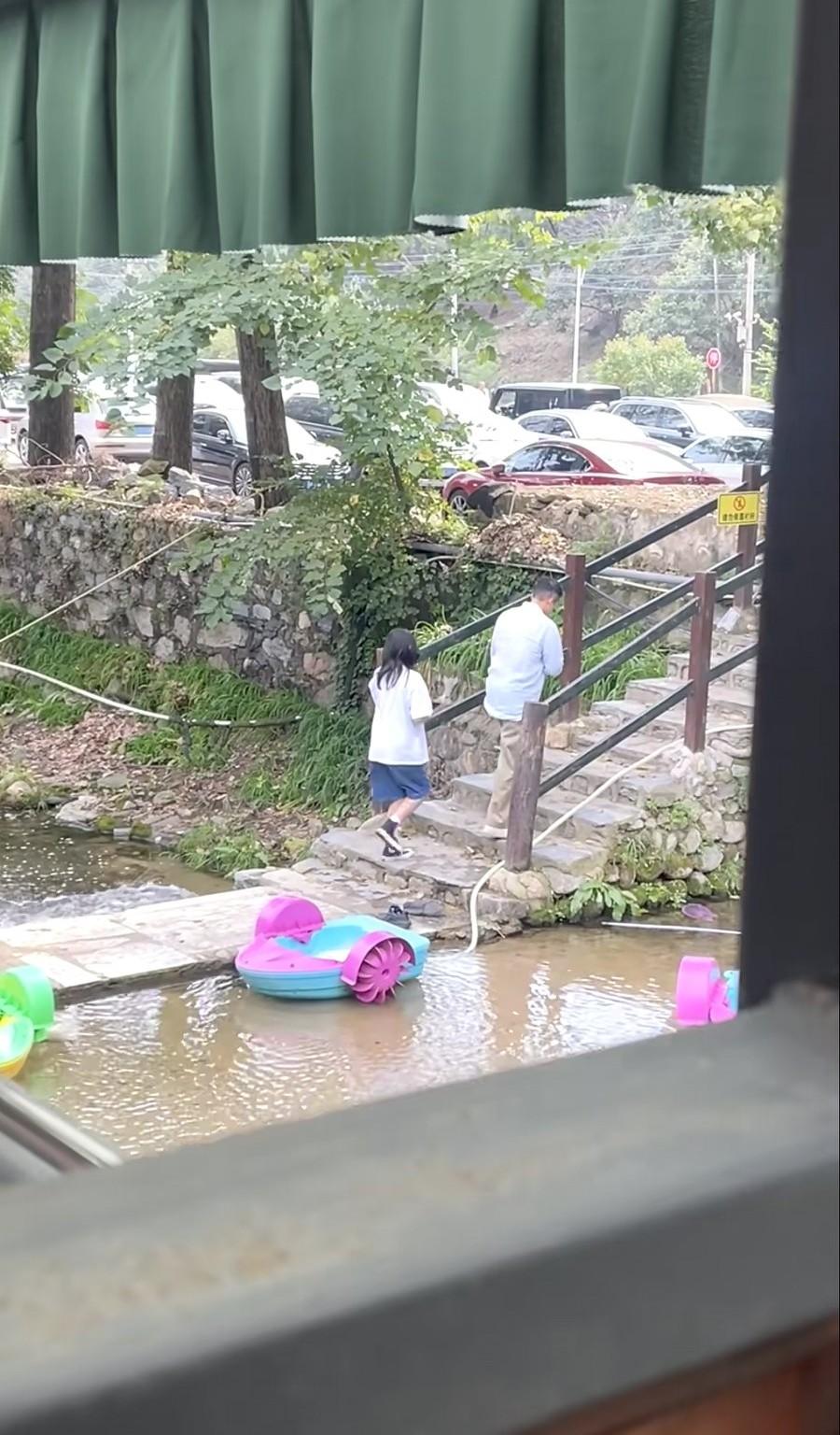 9月26日，汪小菲带女儿小玥儿到北京怀柔景区游玩，汪小菲有种中年大叔的即视感，小