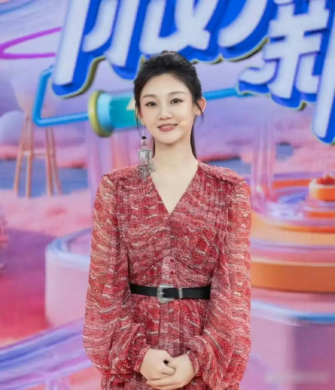 如果光看苗苗上半身，谁能料到这裙子是开叉的呢​