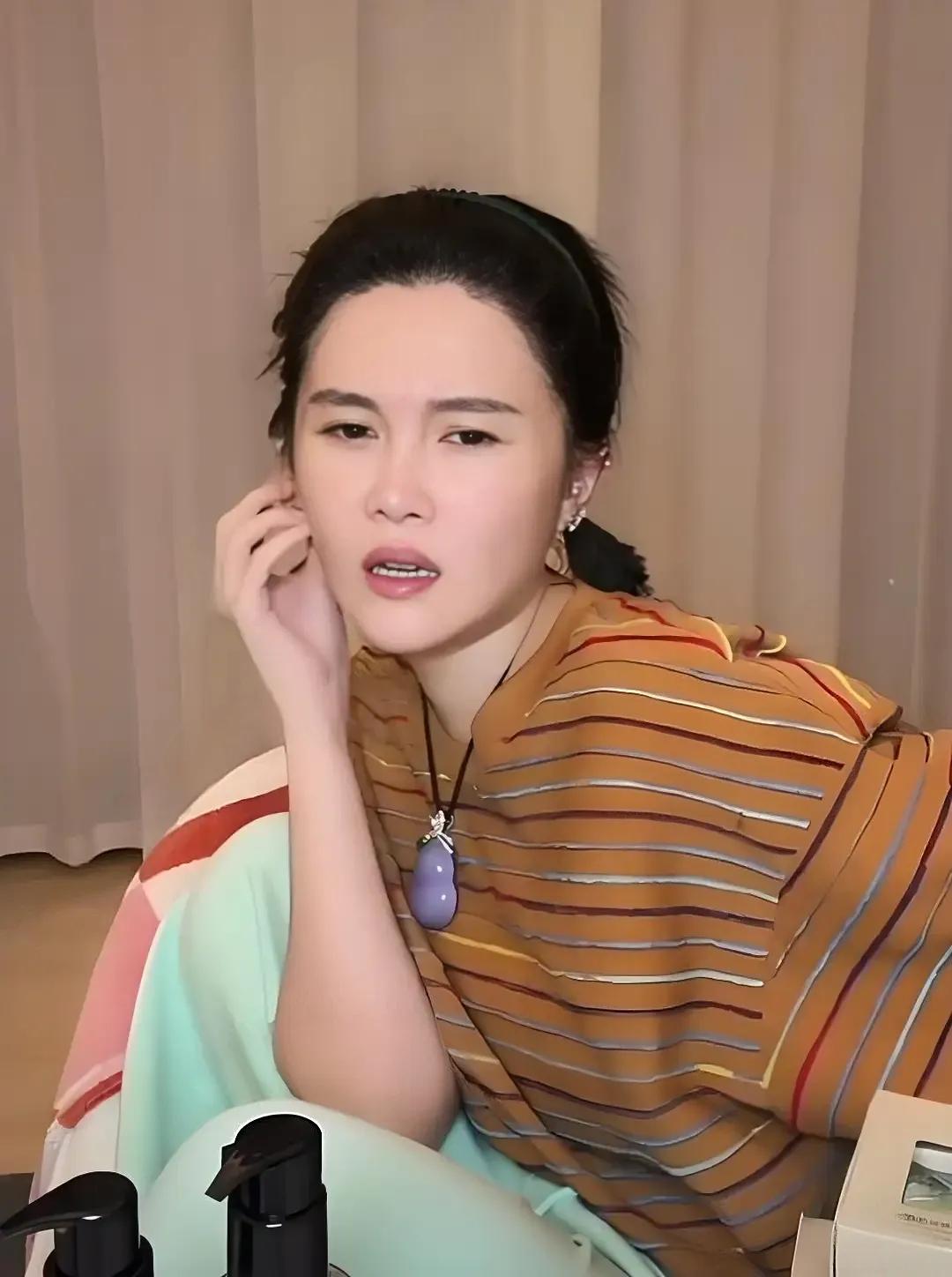 这事儿，挺让人意外的。镜头前，赵本山女儿球球瘦到脱相，脸肿得明显。她平静地自