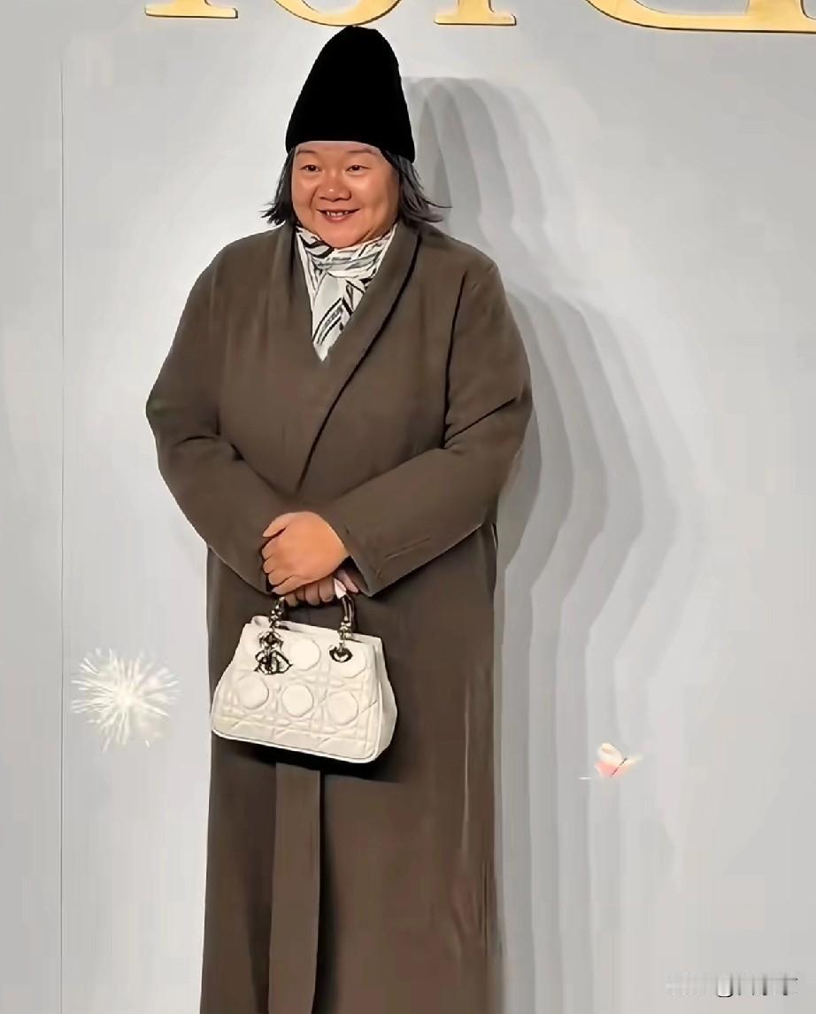 洪晃包得严严实实横扫迪奥红毯！这是来砸场子的吧？迪奥活动现场真是绝了，当所有